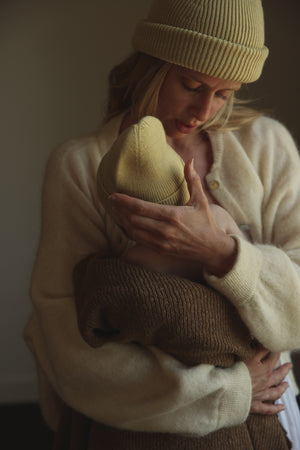 Hvid Newborn Beanie "Fonzie" Light Yellow
