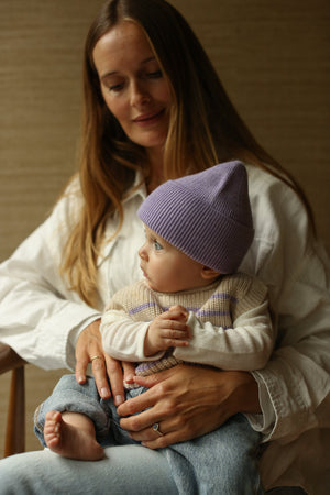 Hvid Newborn Beanie "Fonzie" Lilac