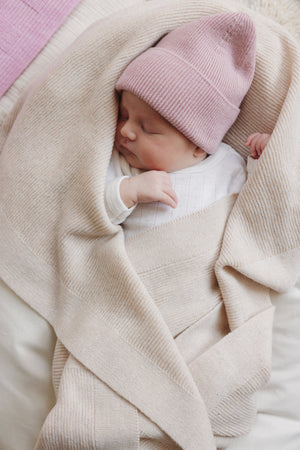 Hvid Newborn Beanie "Fonzie" Powder
