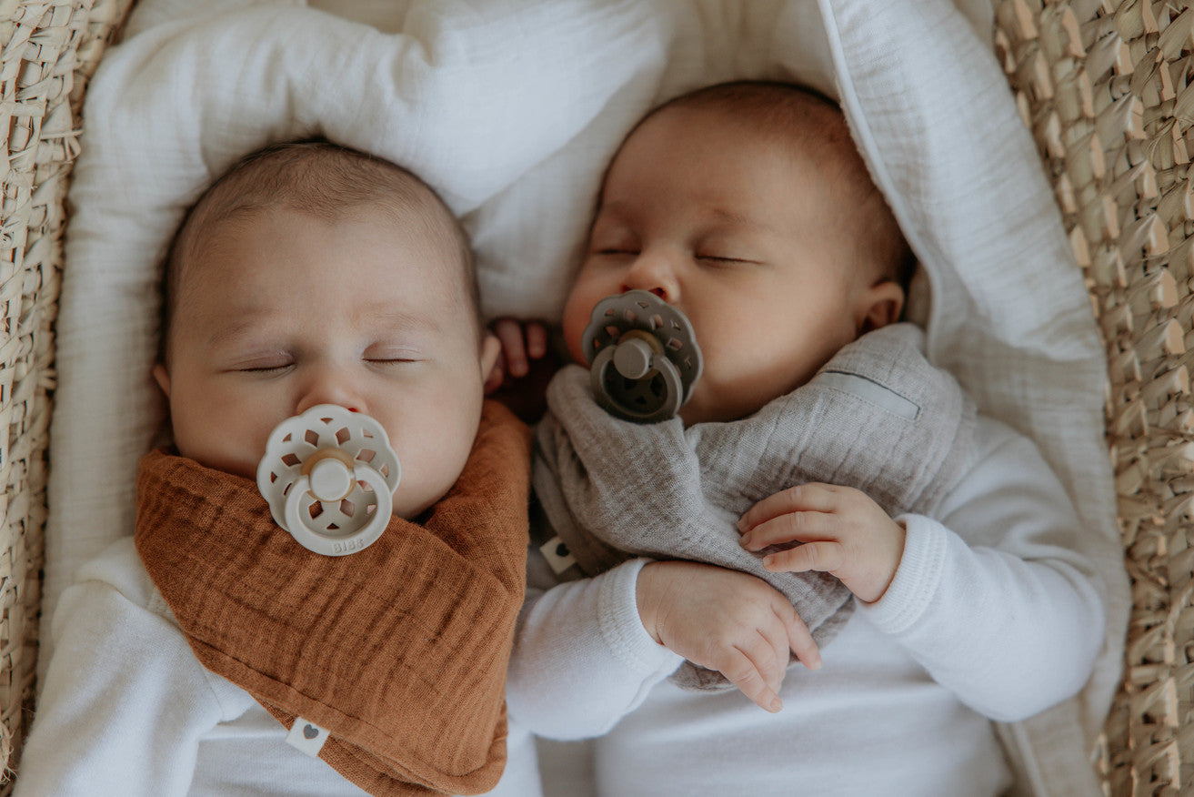 BIBS Bandana Bib Sand – weiches, mehrlagiges Lätzchen aus Bio-Baumwolle mit verstellbarem Halsverschluss und Tasche für Schnuller.