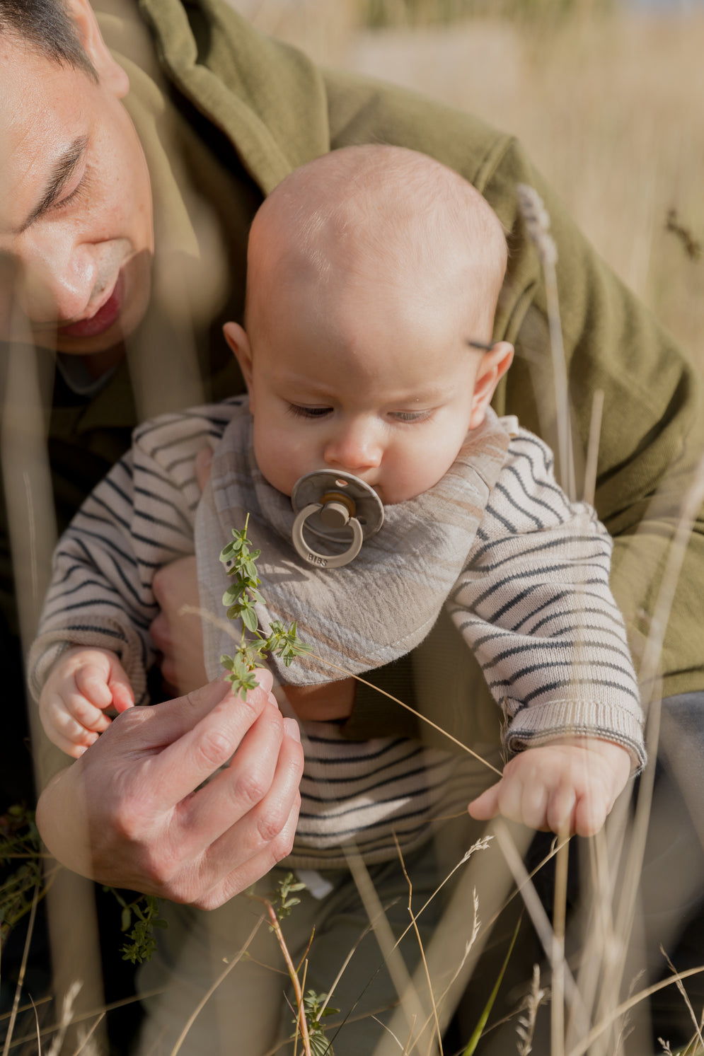 BIBS Bandana Bib Sage – gruennes Bio-Musselin Bandana mit mehreren Lagen, verstellbarem Verschluss und Schnullerfach.