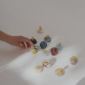 BIBS Colour 2er Pack 0–6 Monate Vanilla GLOW / Dark Oak GLOW – runder Latex-Schnuller mit sanftem Schild und leuchtendem Glow-in-the-Dark Effekt.