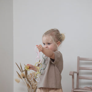 BIBS Loops 12 PACK Blush/Woodchuck/Ivory – flexible und BPA-freie Entwicklungsringe für Babys.