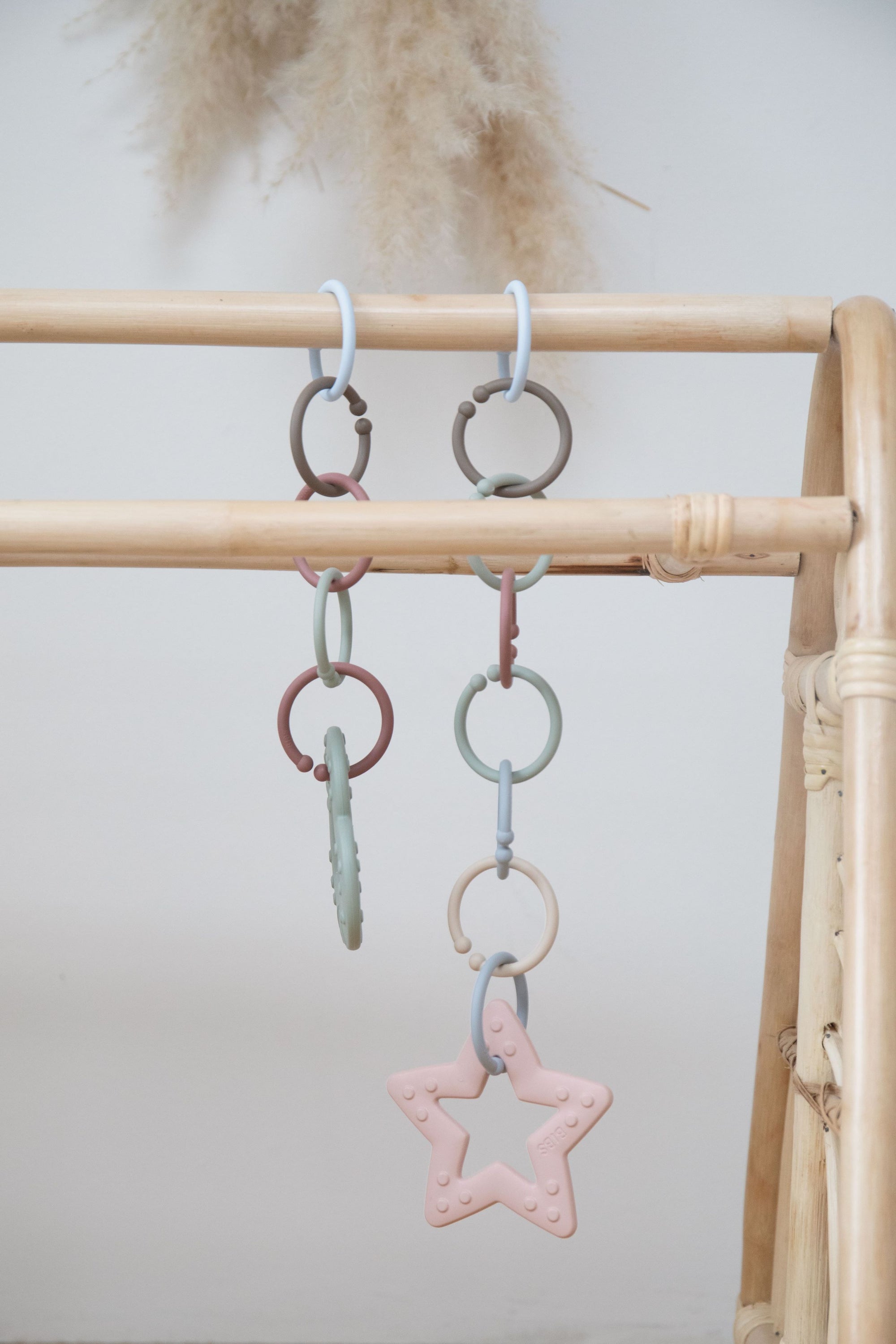 BIBS Loops 12 PACK Sand/Dark Oak/Vanilla – flexible und BPA-freie Entwicklungsringe für Babys.