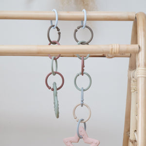 BIBS Loops 12 PACK Sand/Dark Oak/Vanilla – flexible und BPA-freie Entwicklungsringe für Babys.