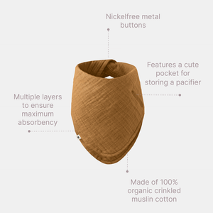 BIBS Bandana Bib Sage – gruennes Bio-Musselin Bandana mit mehreren Lagen, verstellbarem Verschluss und Schnullerfach.