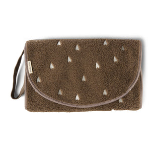 Studio Noos Teddy Wickelunterlage – weiche, faltbare Wickelunterlage aus Teddy-Stoff, tragbar und stilvoll, ideal für unterwegs und Zuhause.