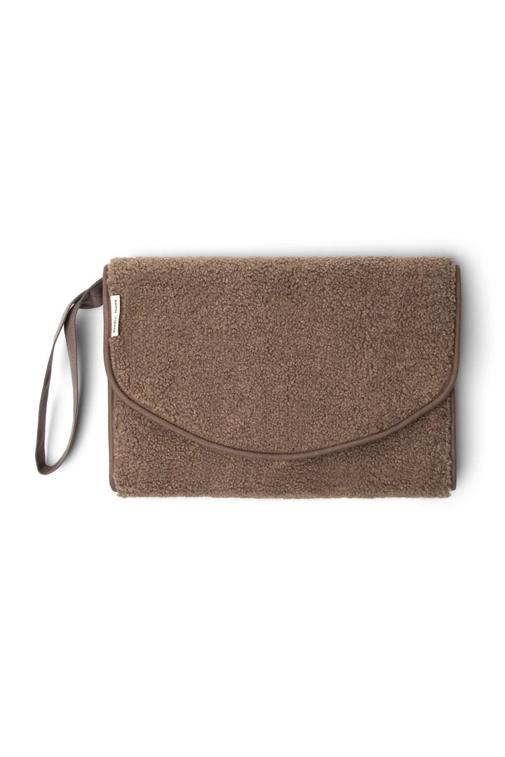 Studio Noos Teddy Wickelunterlage – weiche, faltbare Wickelunterlage aus Teddy-Stoff, tragbar und stilvoll, ideal für unterwegs und Zuhause.