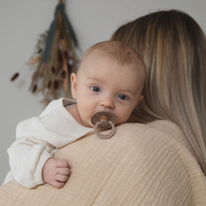 BIBS Colour Round Latex Schnuller 6–12M im 2er Pack Woodchuck/Blush – runder Naturlatex-Sauger mit leichtem, belueftetem PP-Schild.