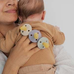 BIBS Colour Round Latex Schnuller 0–6M Ivory/Sage im 2er Pack – runder Naturlatex-Sauger mit leichtem, hautfreundlichem PP-Schild.