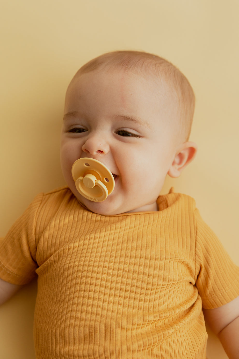 BIBS Colour Round Latex Schnuller 0–6M Ivory/Sage im 2er Pack – runder Naturlatex-Sauger mit leichtem, hautfreundlichem PP-Schild.