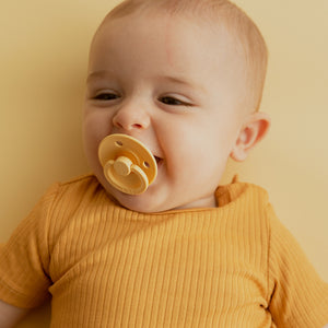 BIBS Colour Round Latex Schnuller 6–12M im 2er Pack Ivory/Blush – runder Naturlatex-Sauger mit leichtem, belueftetem PP-Schild.