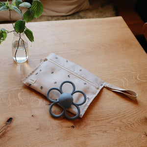 Mushie Anneau de dentition hochet « Daisy » | Faded Denim