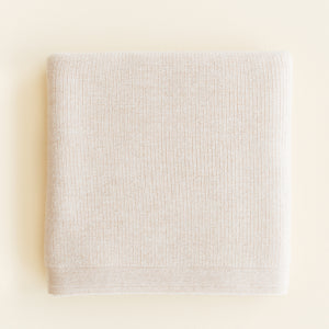 Hvid Babydecke Felix Cream– handgestrickte Decke aus 100 % extrafeiner, mulesingfreier Merinowolle, weich & temperaturregulierend.