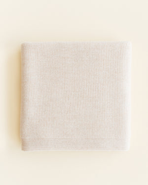 Hvid Babydecke Felix Cream– handgestrickte Decke aus 100 % extrafeiner, mulesingfreier Merinowolle, weich & temperaturregulierend.