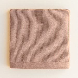 Hvid Babydecke Felix Rose – handgestrickte Decke aus 100 % extrafeiner, mulesingfreier Merinowolle, weich & temperaturregulierend.