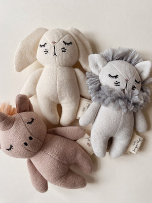 Konges Sløjd Babyrassel "Mini Rabbit" Off White