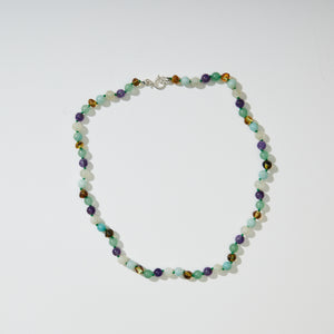 Bernsteinkette „Fenja“ von Nirrimis mit Green Amber, Amethyst, Aventurin, Amazonit & Mondstein, einzeln geknotet, mit Silber-Schraubverschluss