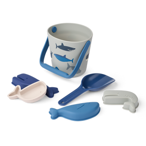 Liewood Strand-Spielzeug Gilma Shark Dove Blue mit Eimer und Schaufel