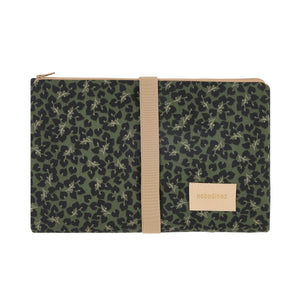 Nobodinoz Wickelunterlage Hyde Park – Design Fort Yumiko mit farbigem Muster, geöffnet mit sichtbarer, heller Innenseite