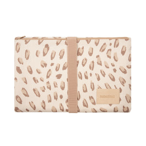 Nobodinoz Wickelunterlage Hyde Park in Leonie Latte – zusammengefaltet und geöffnet, mit weicher, heller Innenseite