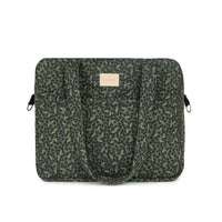 Nobodinoz Kinderwagentasche „Hyde Park“ – Design Forest Yumiko mit buntem Waldmotiv, befestigt am Kinderwagen oder getragen mit Schultergurt