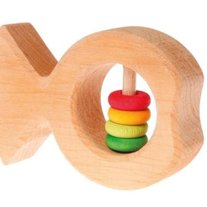 Babyrassel in Form eines Fischs mit farbigen Ringen