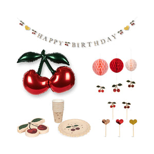 Konges Sløjd Geburtstags-Set „Cherry“ mit Tellern, Bechern, Servietten, Girlande und Deko – liebevolles Partyset im Kirsch-Design für Kindergeburtstage.