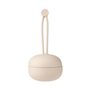 Liewood Nuggibox "Philip" in Beige (Sandy) – runde Silikonbox zur hygienischen Aufbewahrung von Schnullern, mit praktischem Tragegriff.