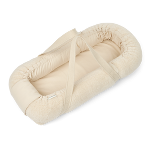 Liewood Babynest „Gro Pile“ in der Farbe Sandy – weiches, gemütliches Nest für Neugeborene mit hohem Rand und gestepptem Design.