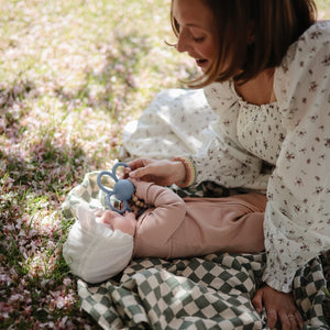 Mushie Anneau de dentition hochet « Daisy » | Faded Denim