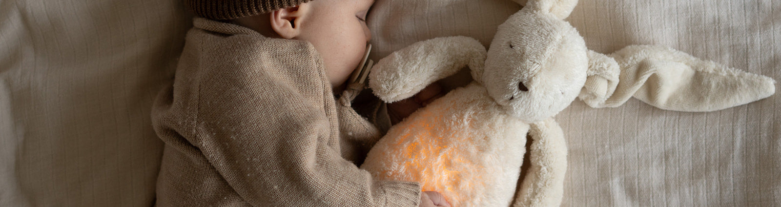 Einschlafhilfe in Form eines Hasen mit Licht aus Bio Baumwolle von Moonie