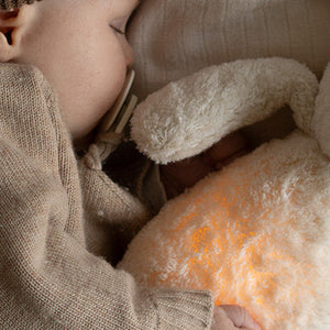 Einschlafhilfe in Form eines Hasen mit Licht aus Bio Baumwolle von Moonie