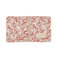 Nobodinoz Wickelunterlage Mozart in Mauve Sekura – gefaltet und geöffnet mit Sicht auf das rosa Innenfutter