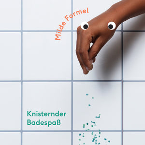 Naïf Kids Bath Salt – knisterndes, farbiges Badesalz fuer Kinder in 40-g-Beutel, vegan und sanft zur empfindlichen Haut.