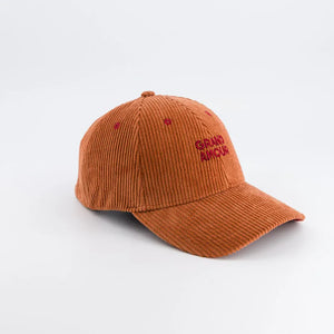 Cord-Cap in Karamell mit roter Petit Amour oder Grand Amour Stickerei, verstellbarer Passform und verstärkter Front.