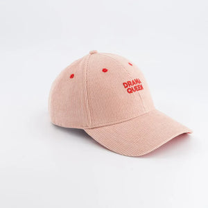 Cord-Cap in Pink mit oranger Drama Queen Stickerei, verstellbarer Passform und verstärkter Front.