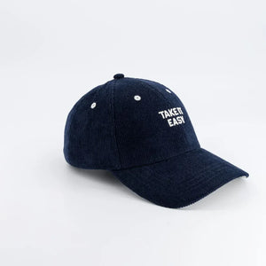 Cord-Cap in Navy Blue mit weißer Take it Easy Stickerei, verstellbarer Passform und verstärkter Front.