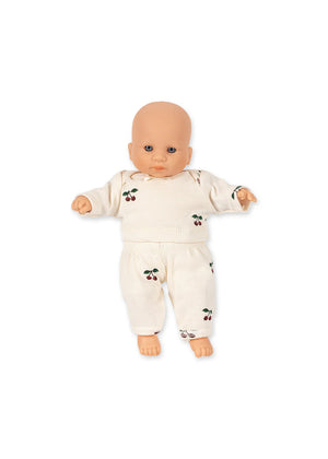 Konges Sløjd Mini Puppe Cherry AOP mit Kirschmuster im skandinavischen Design, weiche Stoffpuppe für Kinder