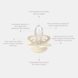 BIBS Supreme Silikon Schnuller 6–12 Monate 2er Pack Ivory/Sage – symmetrisches Saugteil mit breitem, belüftetem Schild und Glow-in-the-dark Effekt.