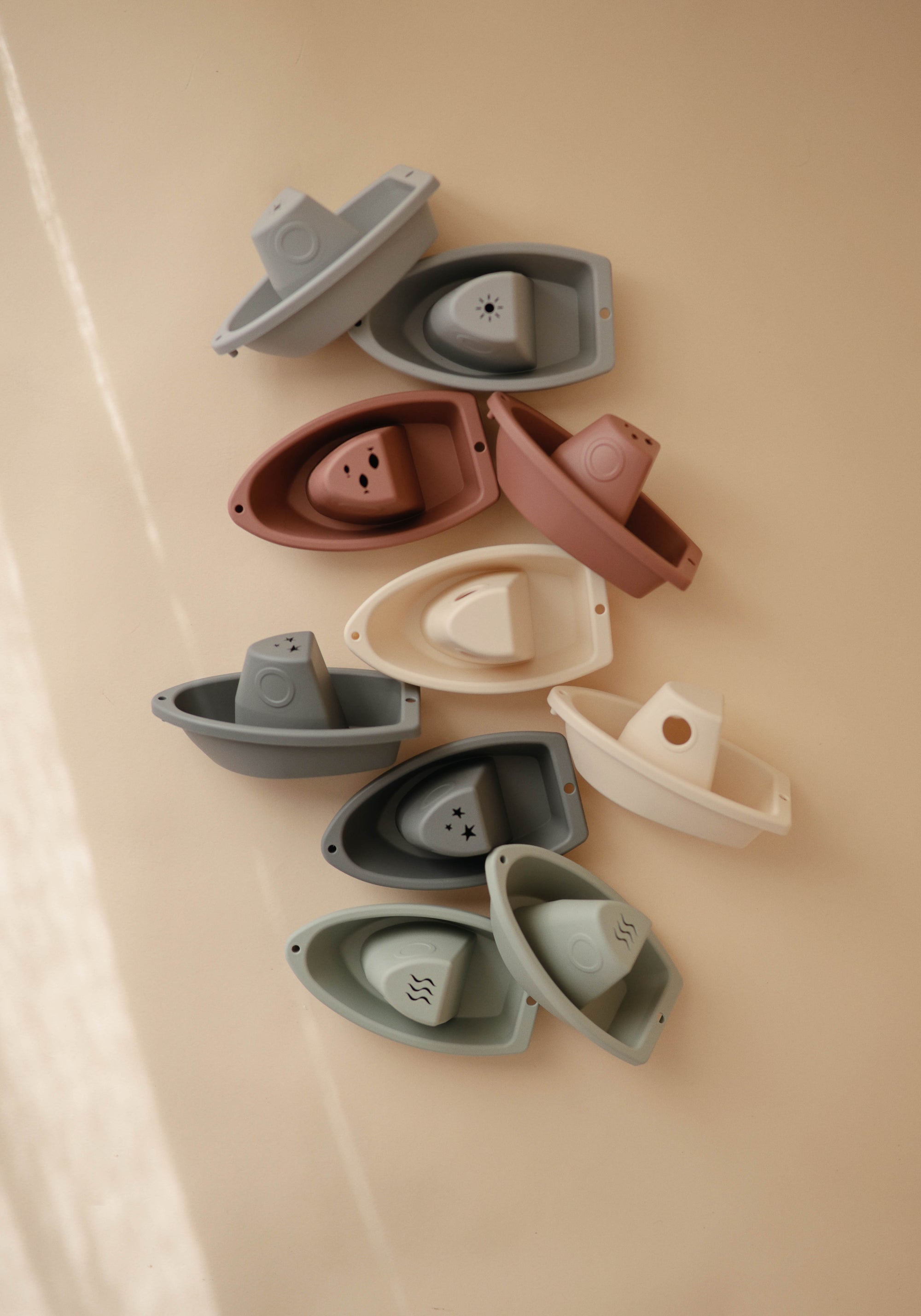 Mushie Badespielzeug „Boats“ Petal