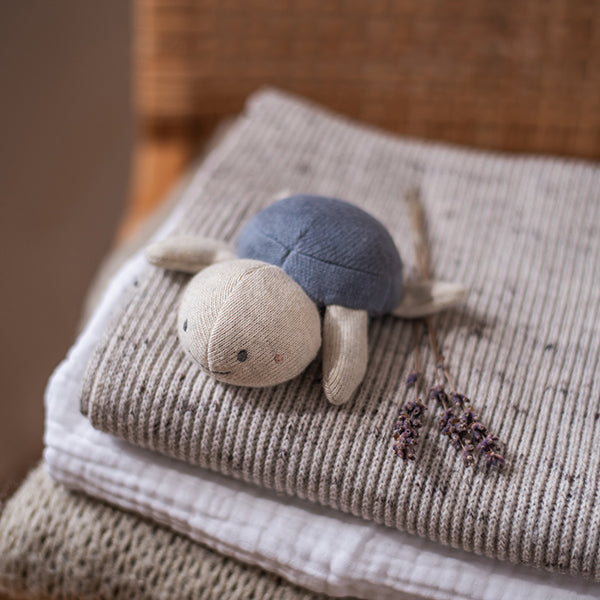 Ava & Yves Babyrassel Schildkröte | Jeansblau