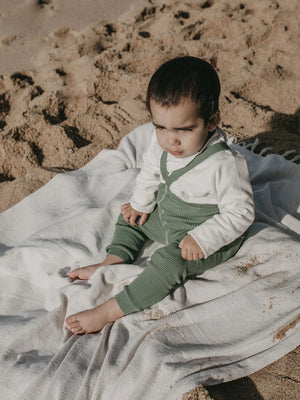 Collant sans pieds Silly Silas avec bretelles | Matcha Latte d'avoine