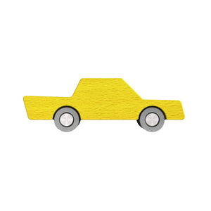 Gelbes Holzauto von Waytoplay auf weißem Hintergrund – nachhaltiges Spielzeug aus Holz für Kinder.