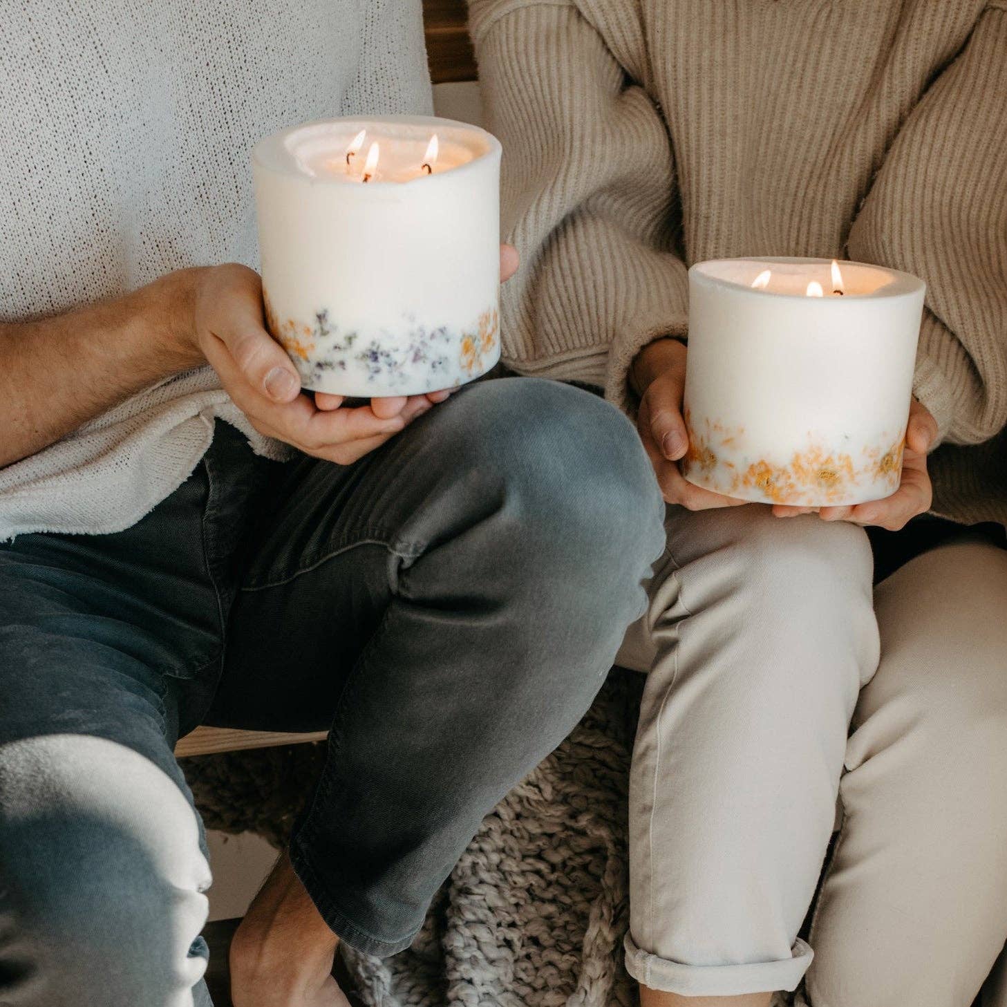 the Munio Sojawachs Stumpenkerze gross mit 3 Dochte - Wildblumen