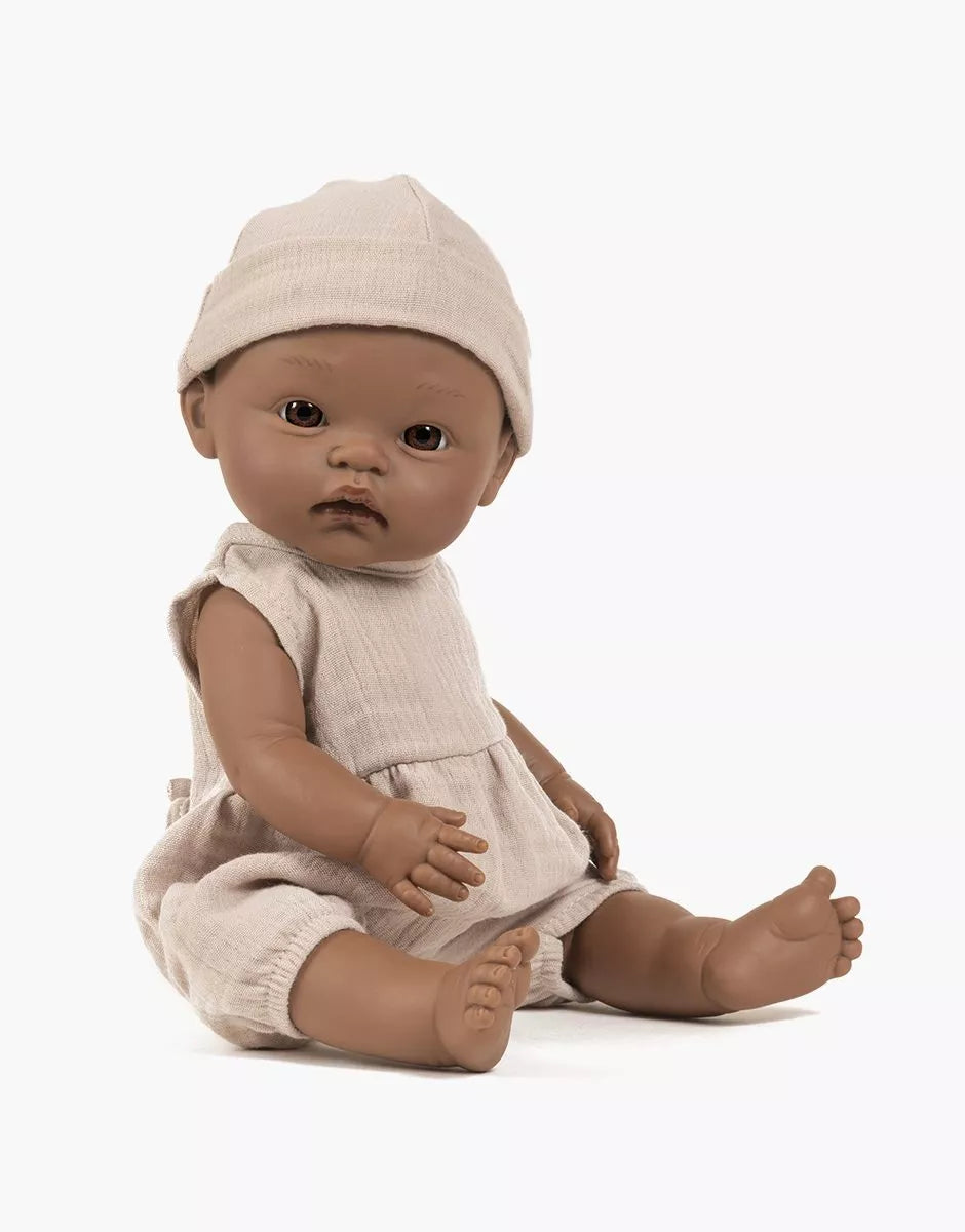 Minikane Puppe Basile 36 cm im Strampler mit Mütze