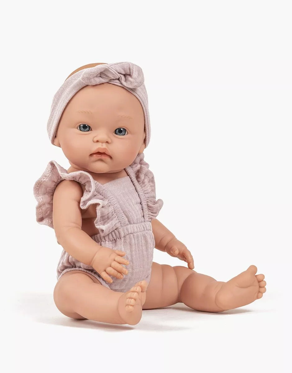 Niedliche Minikane Puppe Iris 36 cm im roséfarbenen Musselin-Strampler mit Stirnband