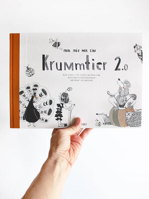 Cover von „Halfbird — Malen Schritt für Schritt: Krummtierbuch Teil 2“ mit skurrilem Krummtier und Ausmal-Anleitungen.