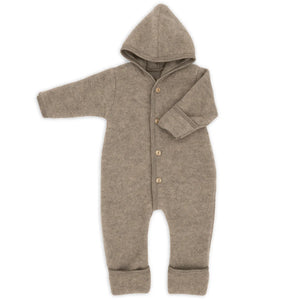 „Engel Wollfleece Overall mit Kapuze in Walnuss Melange – warmer Baby-Overall aus Merino-Wolle mit Holzknöpfen, nachhaltig hergestellt in Deutschland“