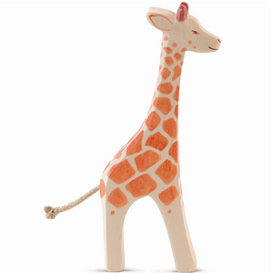 Große stehende Giraffe aus Holz von Ostheimer, handbemalt, naturgetreu gestaltet, nachhaltiges Spielzeug für Kinder.